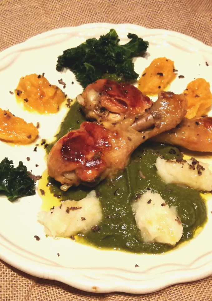 Una foto de Jamoncitos de pollo sobre puré de col kale y trufa
