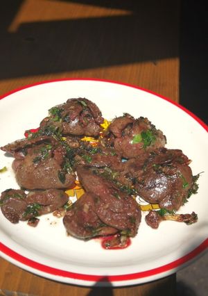 Foto principal de Higaditos de pollo de coral al ajo y perejil a la brasa