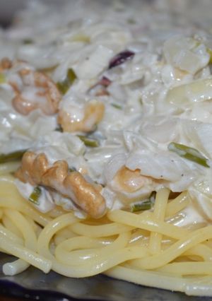 Una foto de Espaguetis con crema y nuez