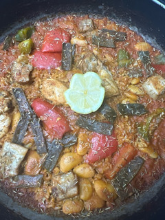 Una foto de 555. Paella de pollo y costillas de cerdo (principal arroz)