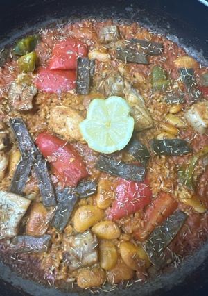 Una foto de 555. Paella de pollo y costillas de cerdo (principal arroz)