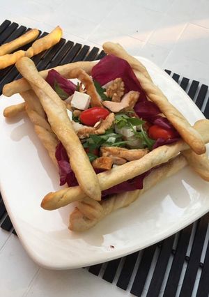 Foto di Insalatona pollo, noci, feta e grissinotti #cookpadchallenge