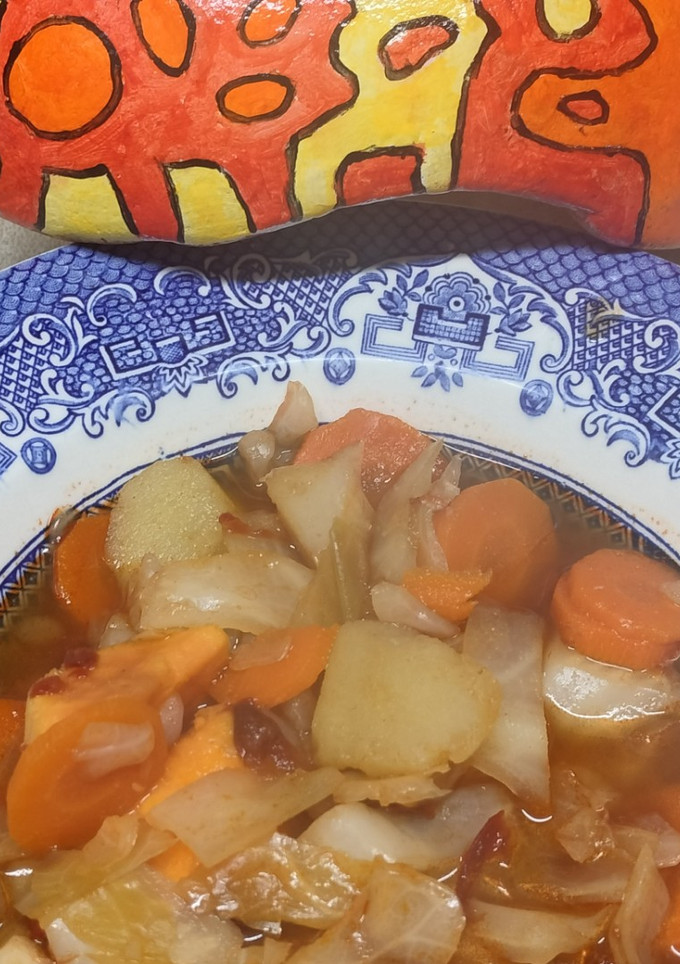 Una foto de Col con batata, patatas y zanahorias
