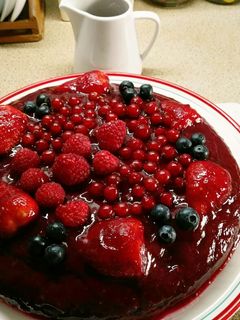 Una foto de Tarta de chocolate y coulis de frutos rojos