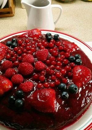 Una foto de Tarta de chocolate y coulis de frutos rojos