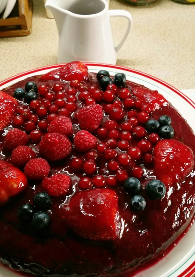 Una foto de Tarta de chocolate y coulis de frutos rojos