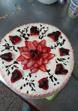Una foto de Torta de frutillas fácil 😊