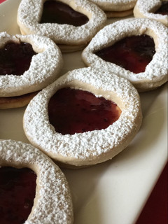 Una foto de Galletas navideñas rellenas con mermelada 🍒