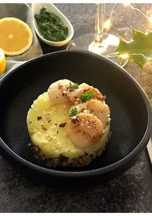 Une photo de Écrasé de pommes de terre, crumble de noisettes et noix de saint jacques snackées