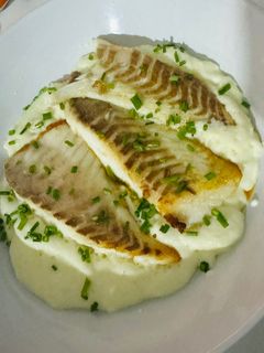 Una foto de Salsa tomate picante, Espuma de patata con nata y dorada plancha