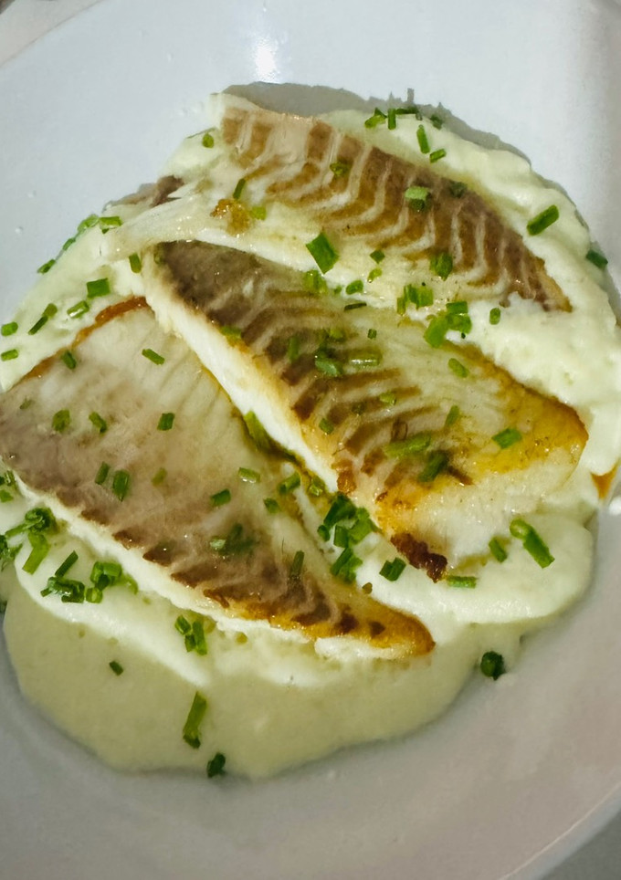 Una foto de Salsa tomate picante, Espuma de patata con nata y dorada plancha