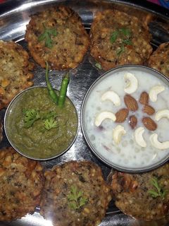 साबूदाना टिक्की विथ धनिया और पीनट्स मिक्स चटनी और साबूदाना बादाम राबड़ी रेसिपी मुख्य फोटो