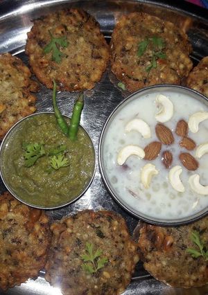 साबूदाना टिक्की विथ धनिया और पीनट्स मिक्स चटनी और साबूदाना बादाम राबड़ी रेसिपी मुख्य फोटो