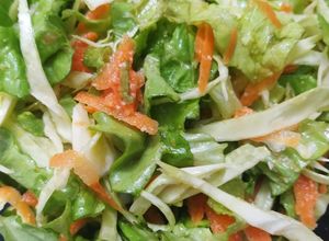 Una foto de Ensalada de lechuga, repollo y zanahoria con aderezo 🥗