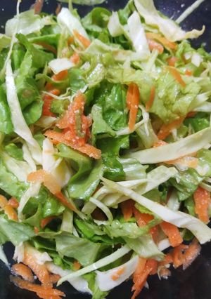 Una foto de Ensalada de lechuga, repollo y zanahoria con aderezo 🥗