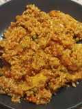 Arroz con pollo, tomate y guisantes
