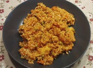 Foto principal de Arroz con pollo, tomate y guisantes