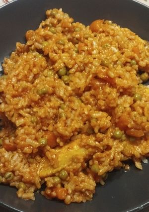 Una foto de Arroz con pollo, tomate y guisantes