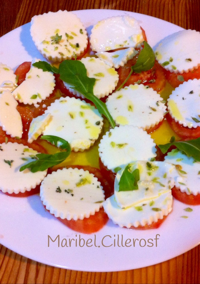 Una foto de Ensalada de tomate, queso fresco y rúcula