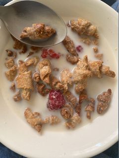 Una foto de Cereal “mini croissants” con leche 🥐🥣🍓