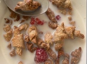 Una foto de Cereal “mini croissants” con leche 🥐🥣🍓