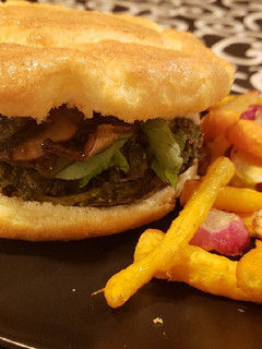 Una foto de Hamburguesa de vegetales con pan de nube