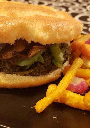 Una foto de Hamburguesa de vegetales con pan de nube