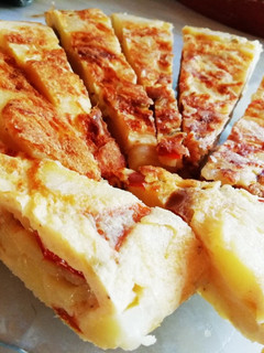 Una foto de Tortilla de patatas, pimiento y cebolla