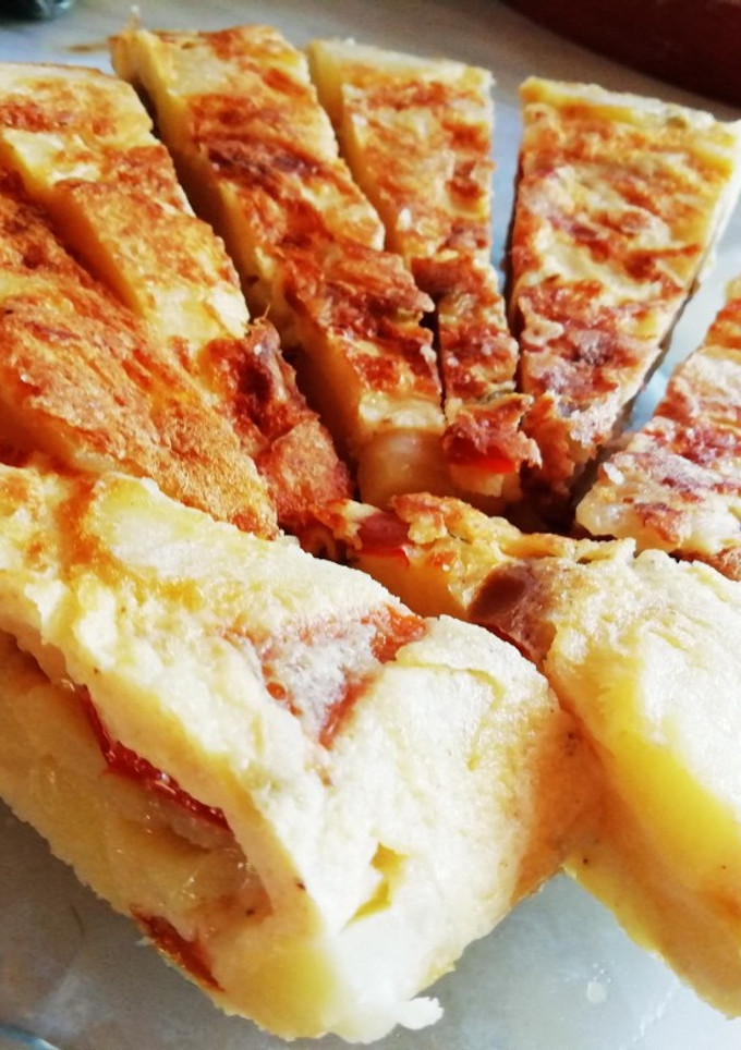 Una foto de Tortilla de patatas, pimiento y cebolla