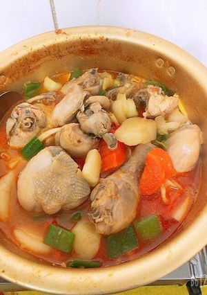 Hình của món 닭 볶음탕(gà kho cay).