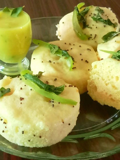 કટોરી નાયલોન ખમણ અને બેસન કઢી(nylon khaman and besan kadhi recipe in gujarati) રેસીપી મુખ્ય ફોટો