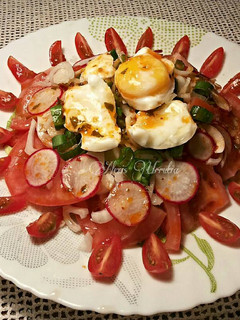 Una foto de Ensalada de tomates y rabanos con huevos escalfados