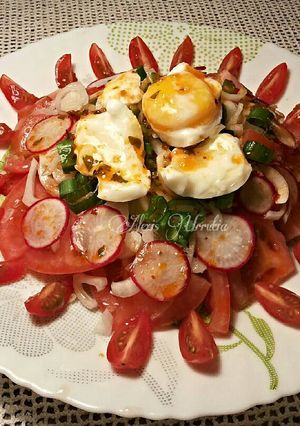 Una foto de Ensalada de tomates y rabanos con huevos escalfados