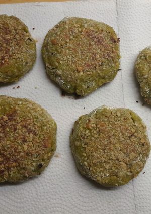 Una foto de Medallones de brócoli veganos