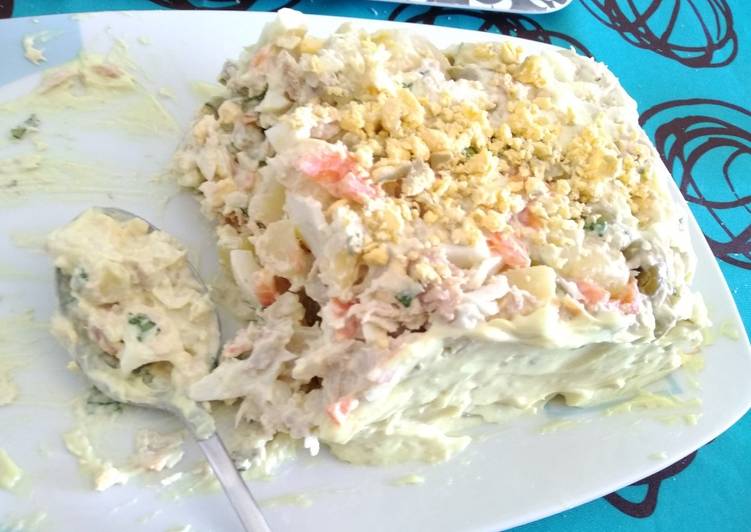 Ensaladilla de pescado y mayonesa al curry