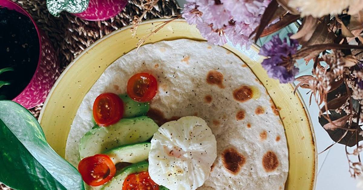 Tortilla de trigo con aguacate, tomates cherry y huevo poché Receta de