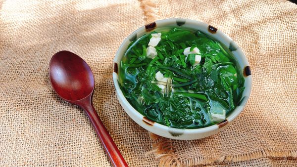 Canh mồng tơi nấu đậu phụ và rong kombu