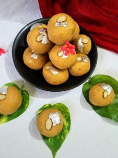 बेसन सूजी के लड्डू (besan sooji ke ladoo recipe in Hindi) रेसिपी मुख्य फोटो