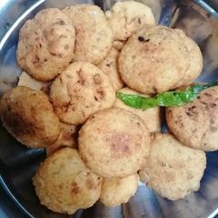 A picture of Aloo kachori.