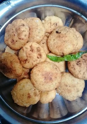 A picture of Aloo kachori.