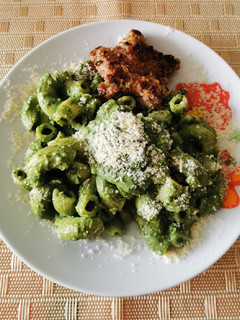 Una foto de Fideos con Salsa Verde y Hamburguesa de Estrella ⭐