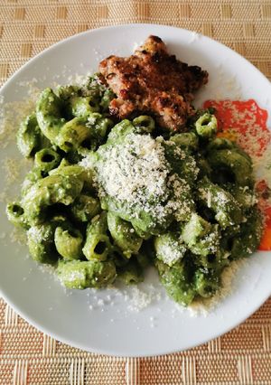 Una foto de Fideos con Salsa Verde y Hamburguesa de Estrella ⭐