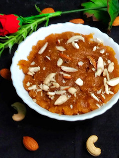 बेसन का हलवा (besan ka halwa recipe in Hindi) रेसिपी मुख्य फोटो