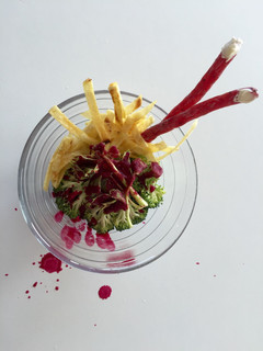 Una foto de Alvéolos de Frankie con dedos y chips de piel de Mummy