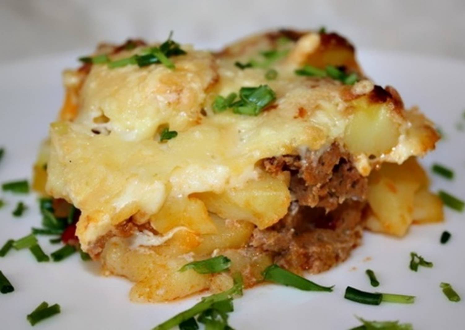 Свинина с картошкой в духовке. Запеченное мясо с картофелем и сыром. Запеченная картошка с мясом в духовке. Картошка с мясом в духовке. Картошка с мясом и сыром в духовке.