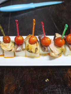 Una foto de Pinchos de mejillones y anchoas con melón