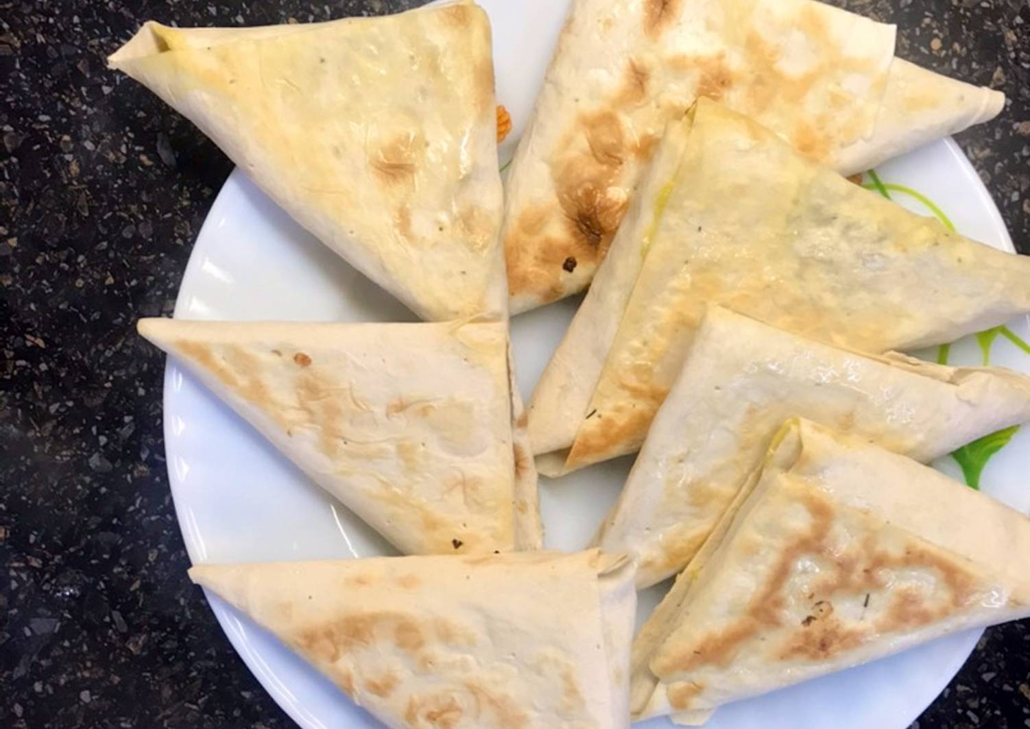 треугольники из лаваша с фаршем. завтрак из лаваша. ковертики из лаваша створогом. конвертики с сыром и творогом из лаваша. конвертики в лаваше.