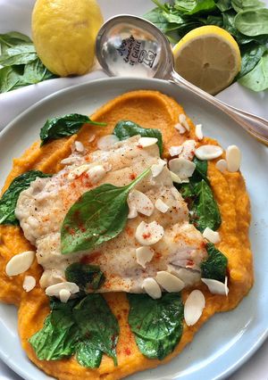 Une photo de Lieu à la meunière et sa purée de carottes lentilles corail au paprika
