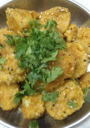 દુધી અને ભાતના મુઠીયા (Dudhi Bhat Muthiya Recipe In Gujarati) રેસીપી મુખ્ય ફોટો
