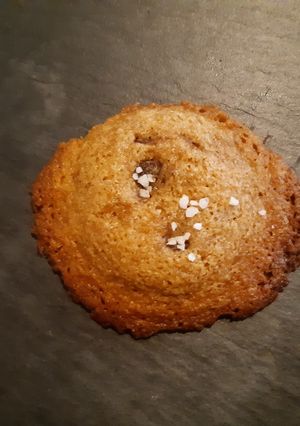 Una foto de Galletas cookies con pepitas de chocolate negro, Canela en polvo y esencia a canela en rama